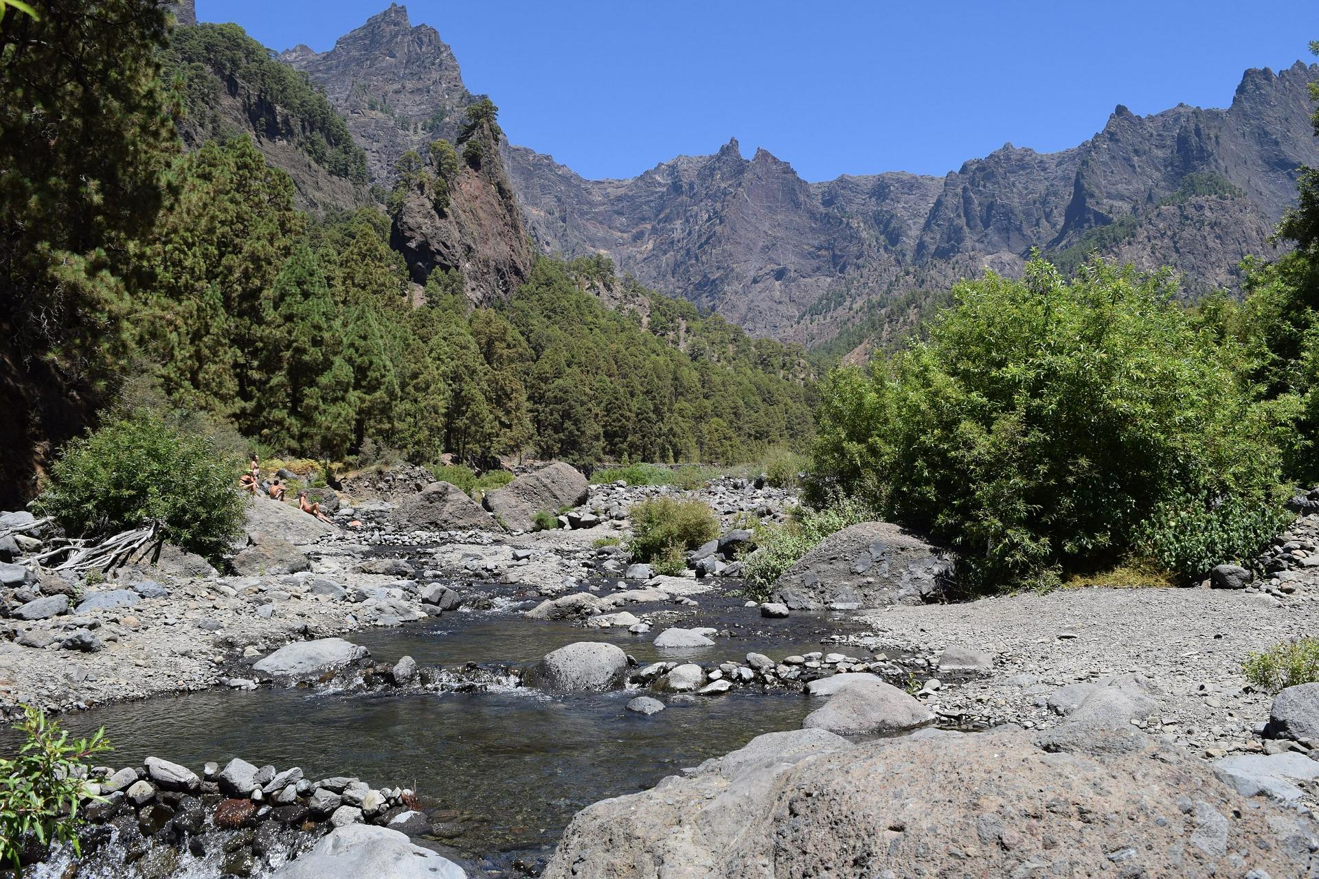 Schluch mit Fluss und Bergsilhouette
