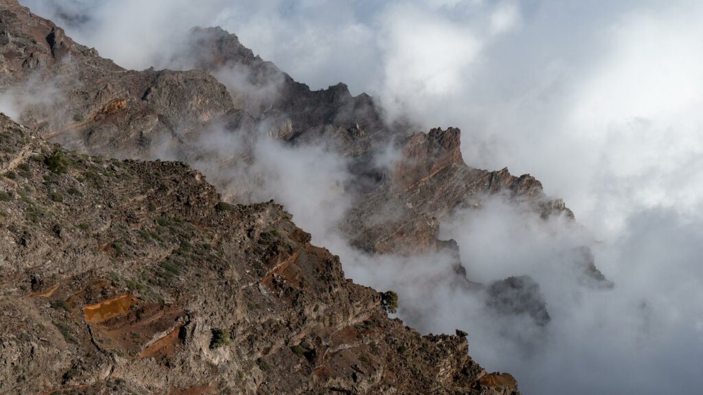 Berglandschaft im Nebel