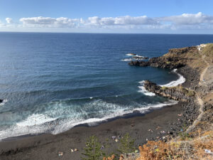 Strand mit schwarzem Strand Teneriffa