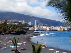 Playa Jardin mit schwarzem Strand
