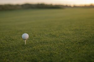 Golfball auf Rasen Nahaufnahme